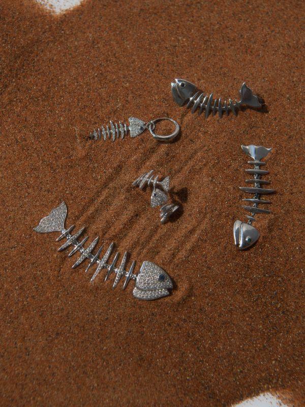 Kamushki 18K White Gold Wishbone Diamond And Emerald Pendant Necklace | Browns Fine Necklaces